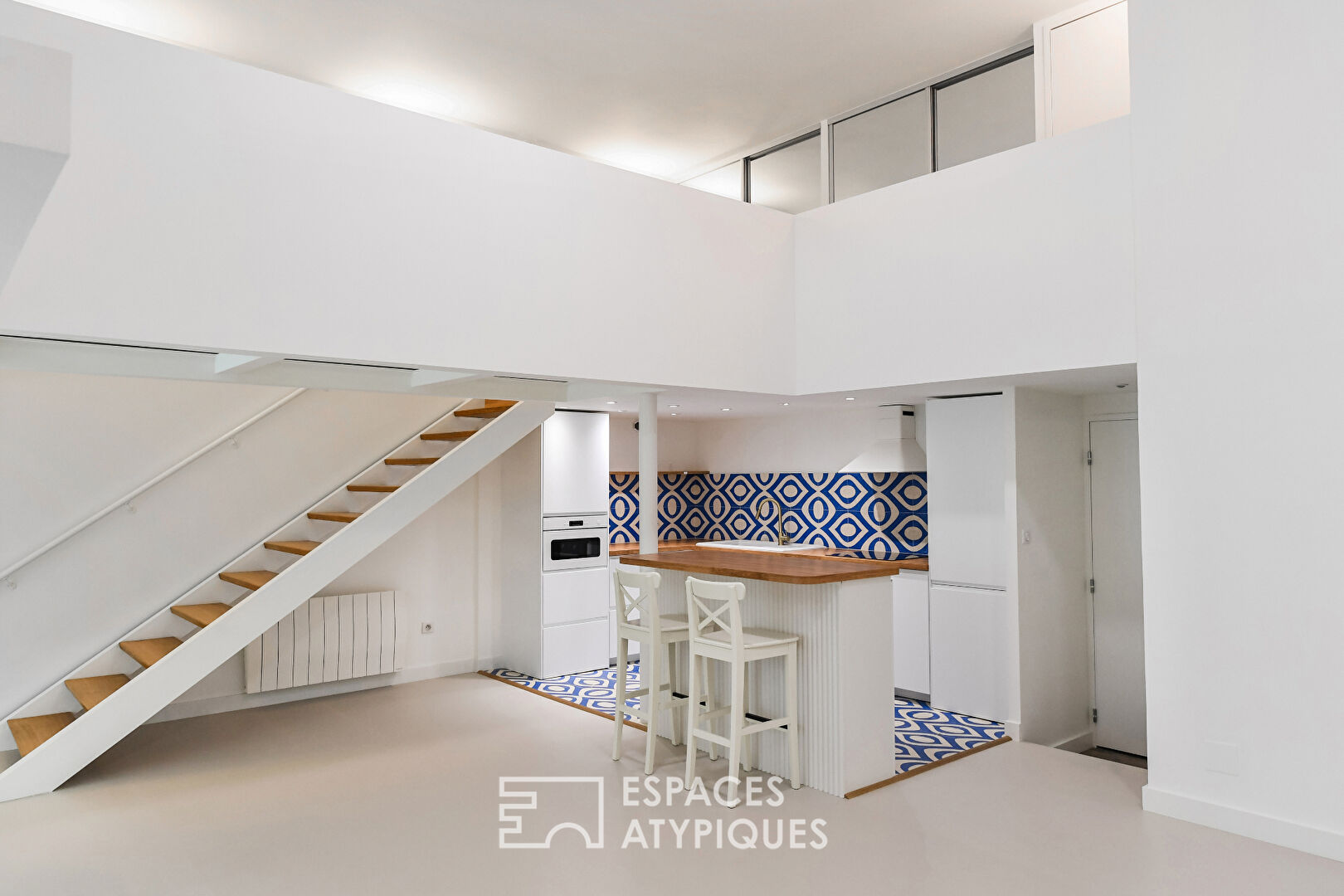 Loft-style apartment in the city center with terrace