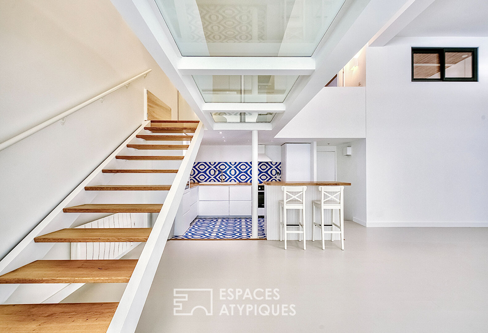 Loft-style apartment in the city center with terrace