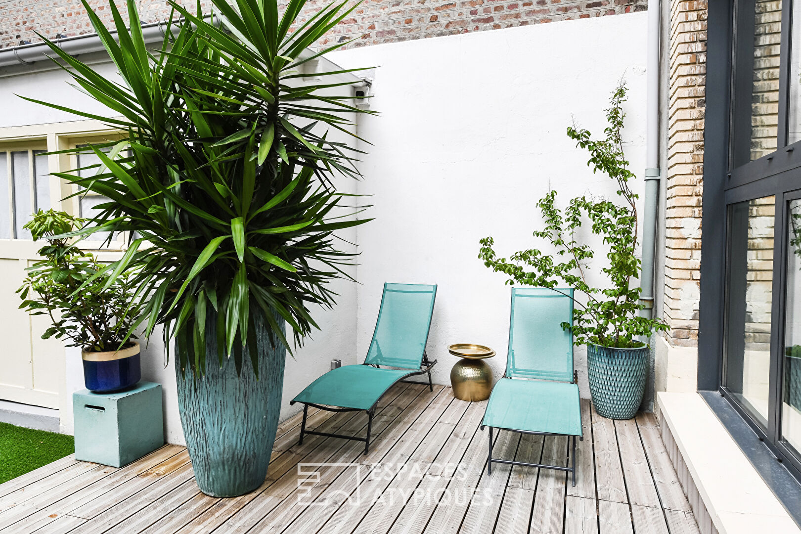 Loft-style apartment in the city center with terrace