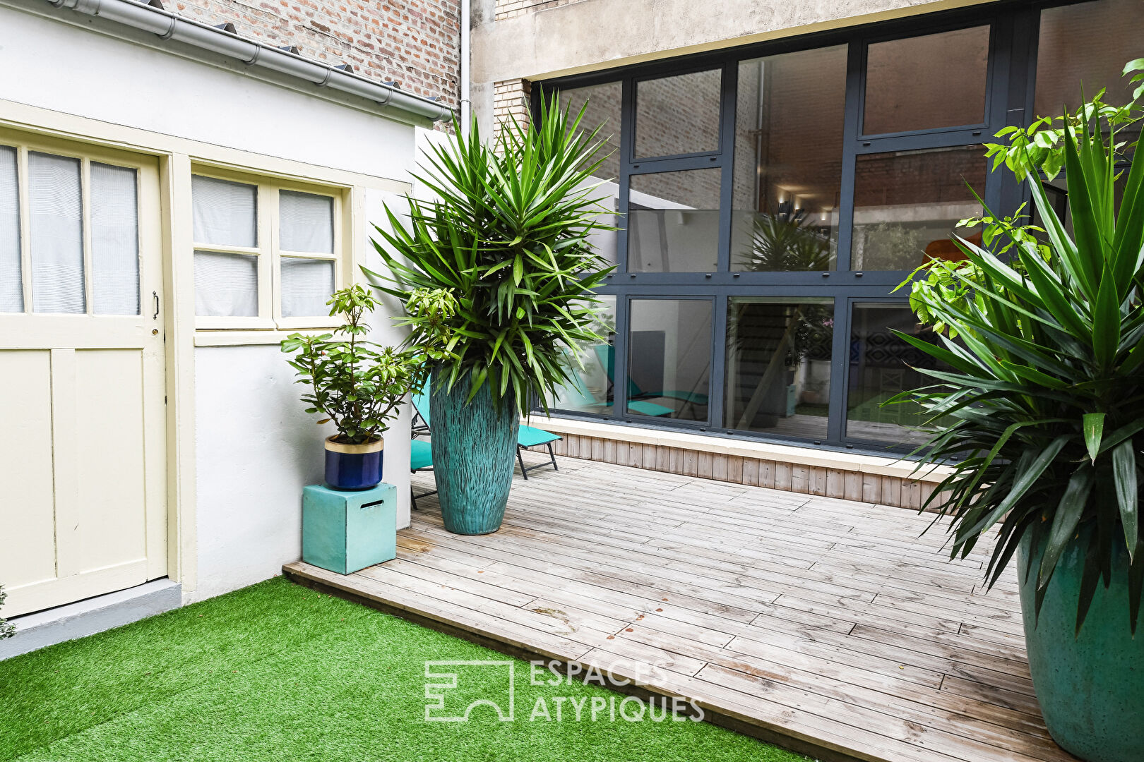 Loft-style apartment in the city center with terrace