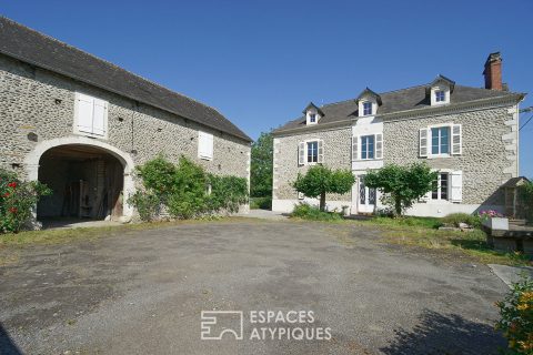 Authentique enclos Béarnais de 1844 avec grange aménageable et terrains à bâtir