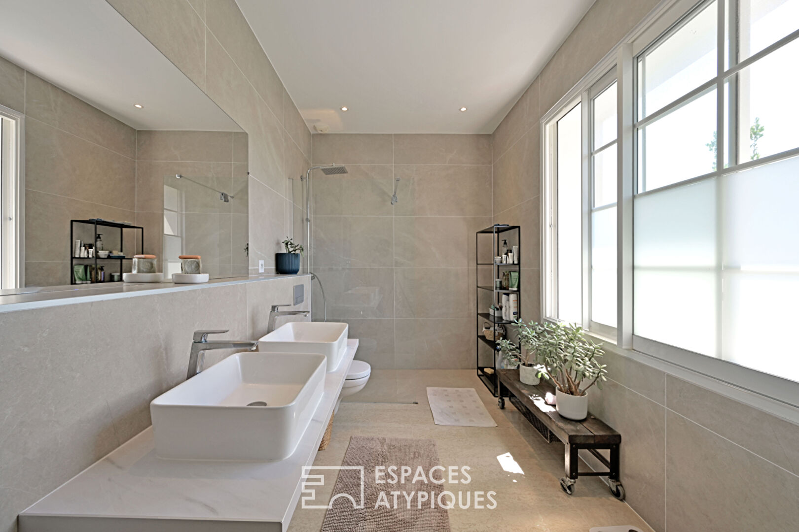 Prestigious renovated 1950s villa with swimming pool