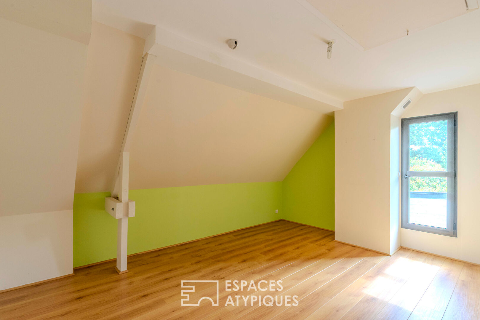 Villa contemporaine avec piscine intérieure dans un écrin de verdure.