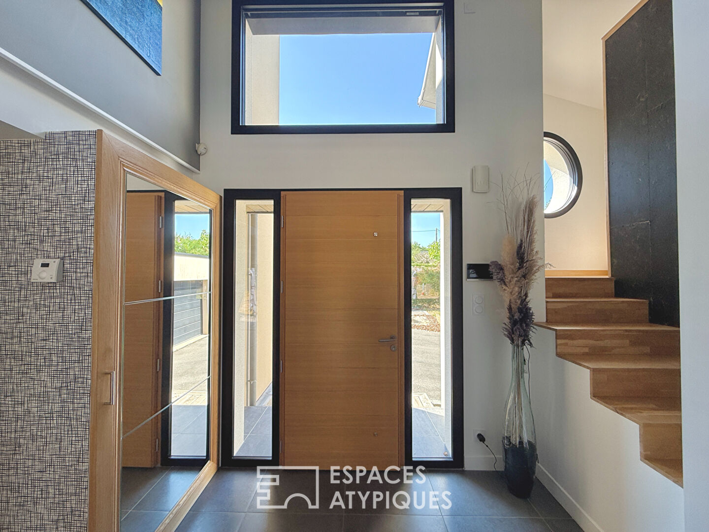 Originale contemporaine vue dégagée, lumière et volumes