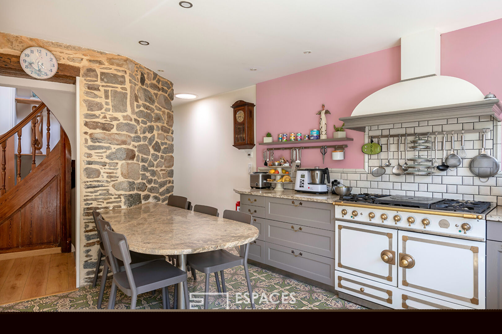 Maison bourgeoise du XIX ème siècle avec jardin et piscine