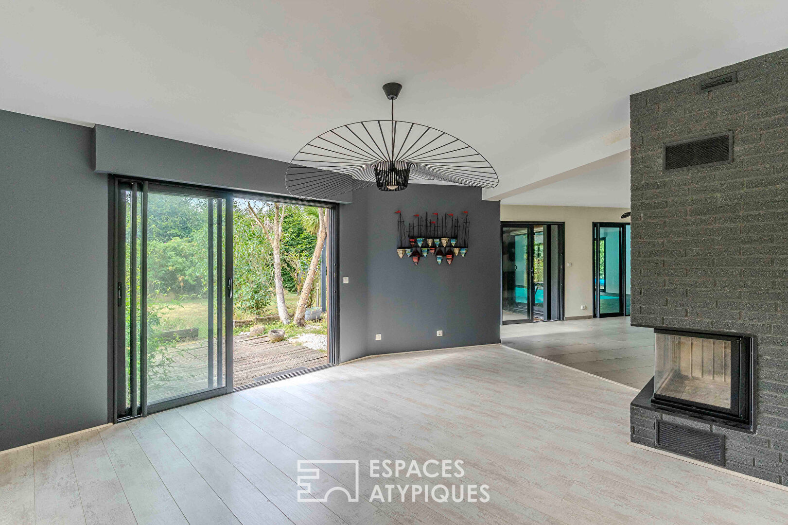 Villa contemporaine avec piscine intérieure dans un écrin de verdure.