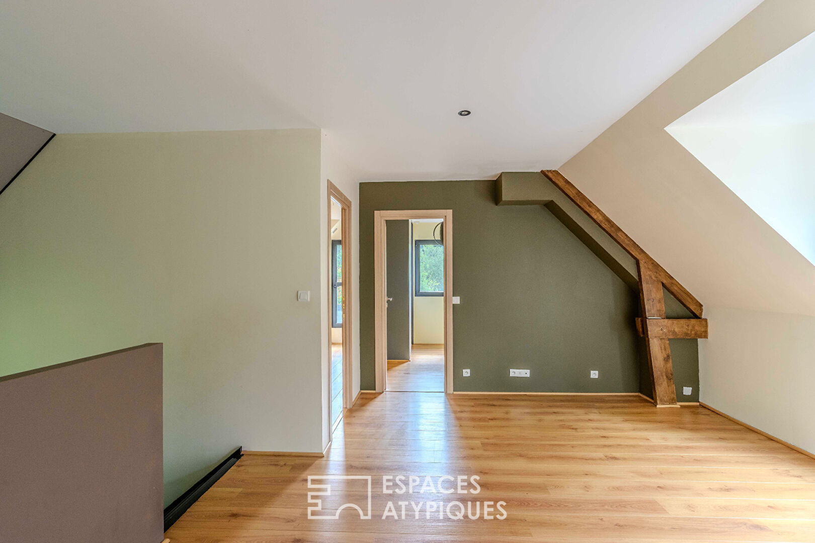 Villa contemporaine avec piscine intérieure dans un écrin de verdure.