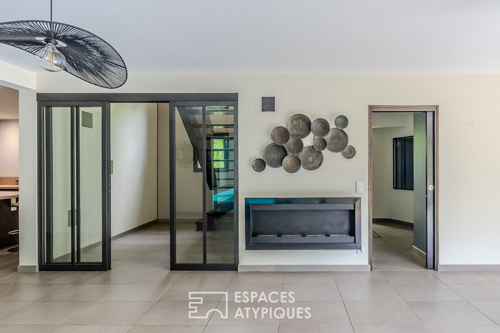 Villa contemporaine avec piscine intérieure dans un écrin de verdure.