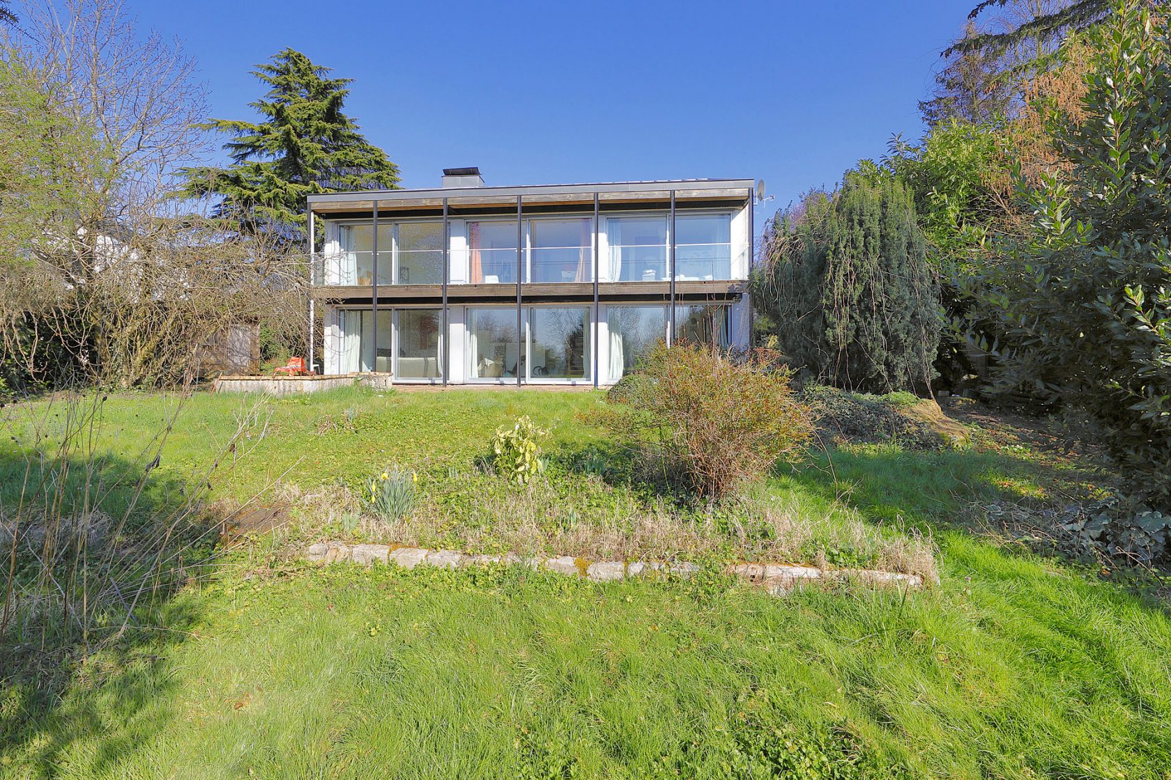 70s architect-designed house with garden, view and swimming pool