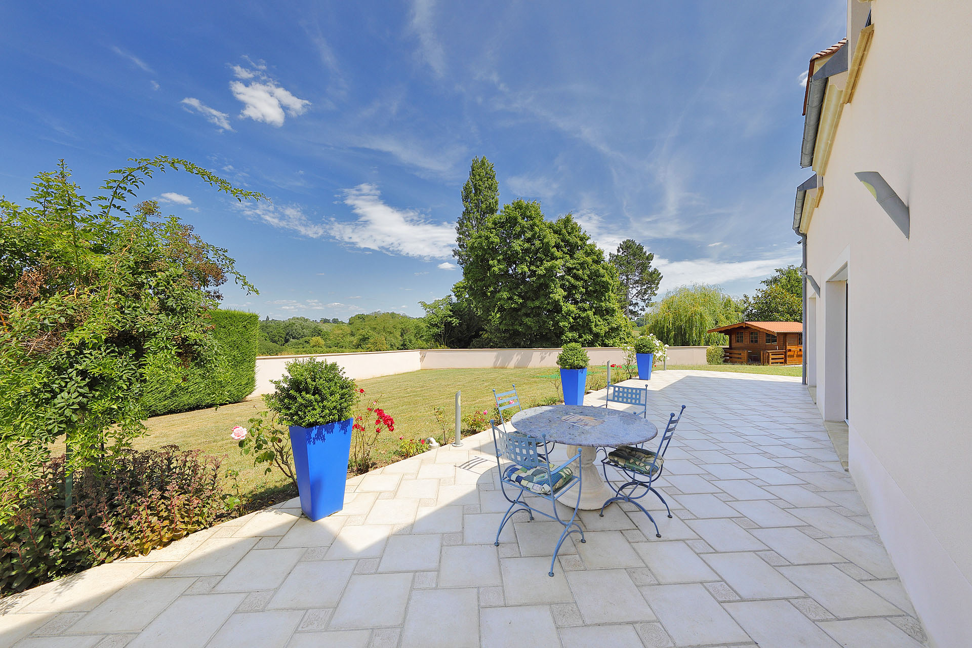 Maison contemporaine et familiale avec jardin paysager
