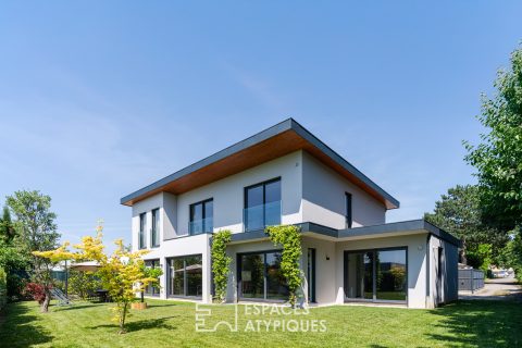 Contemporary villa with high-end amenities