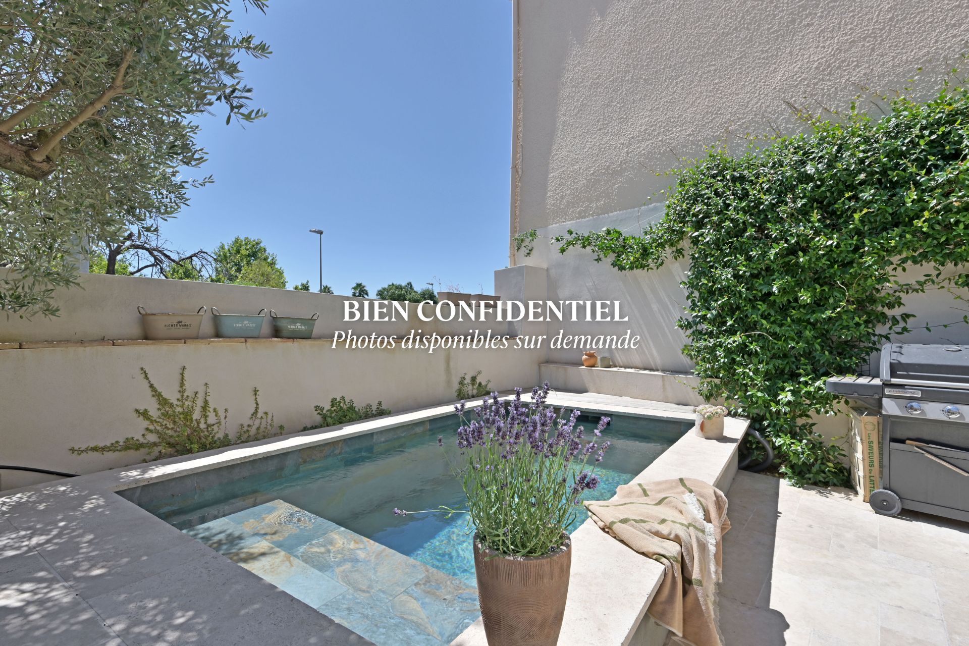 Maison de village rénovée avec extérieur intimiste et grand garage