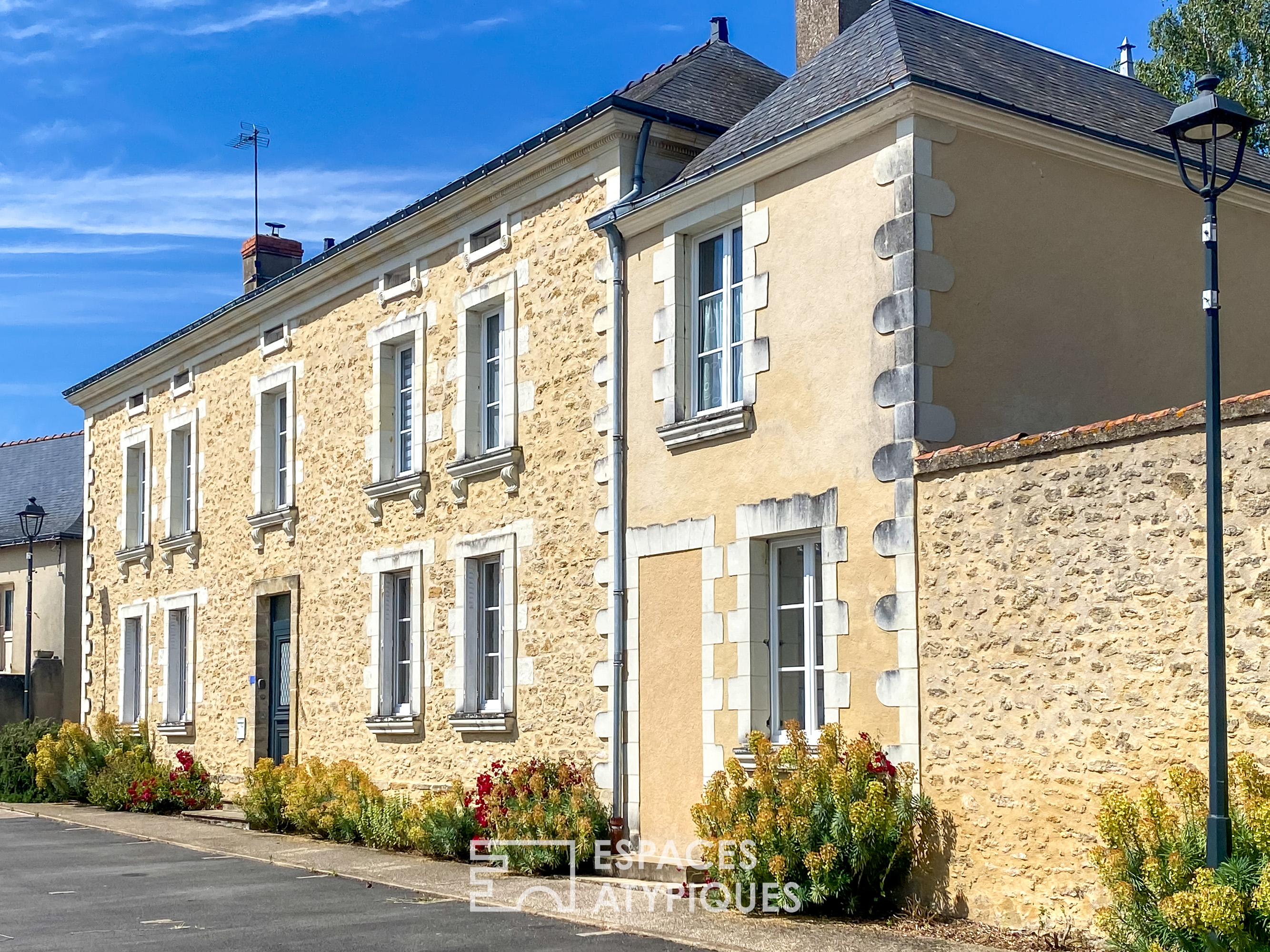 Elégante demeure avec dépendances