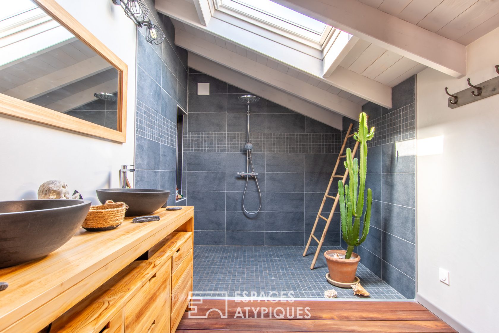 Industrial style house with jacuzzi and terraces