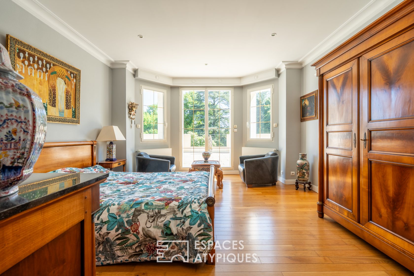 Charming property in a wooded setting at the foot of the golf course