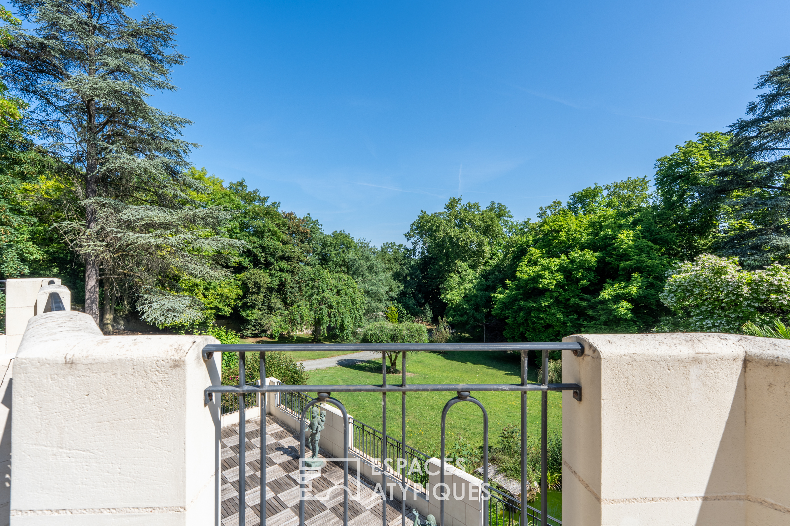 Charming property in a wooded setting at the foot of the golf course