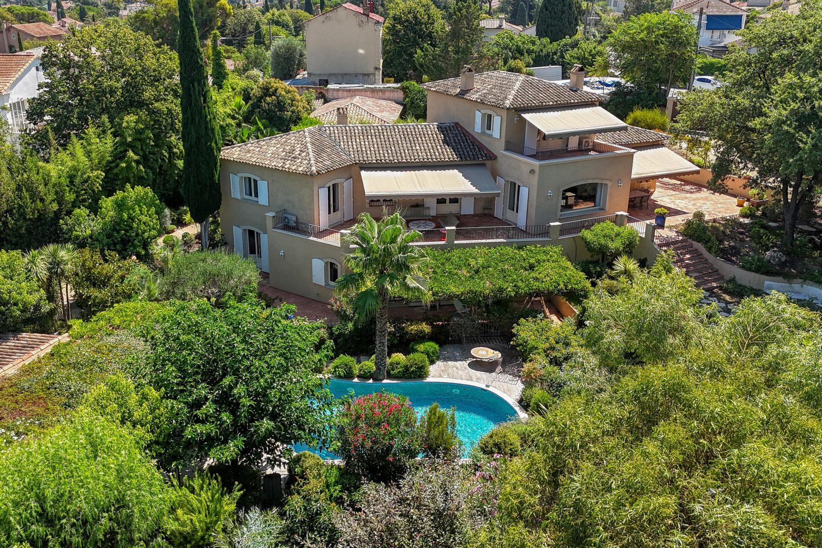 Architect’s house with paysager park, swimming pools and annexes