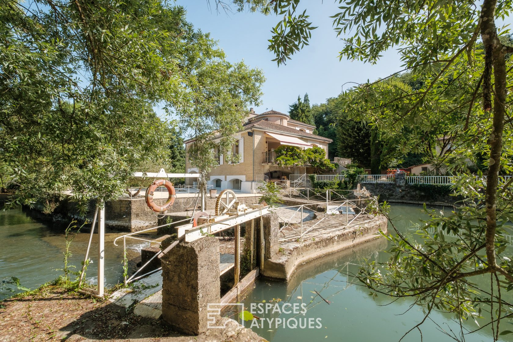 Charming property on the banks of the Clain, residential mill near Poitiers