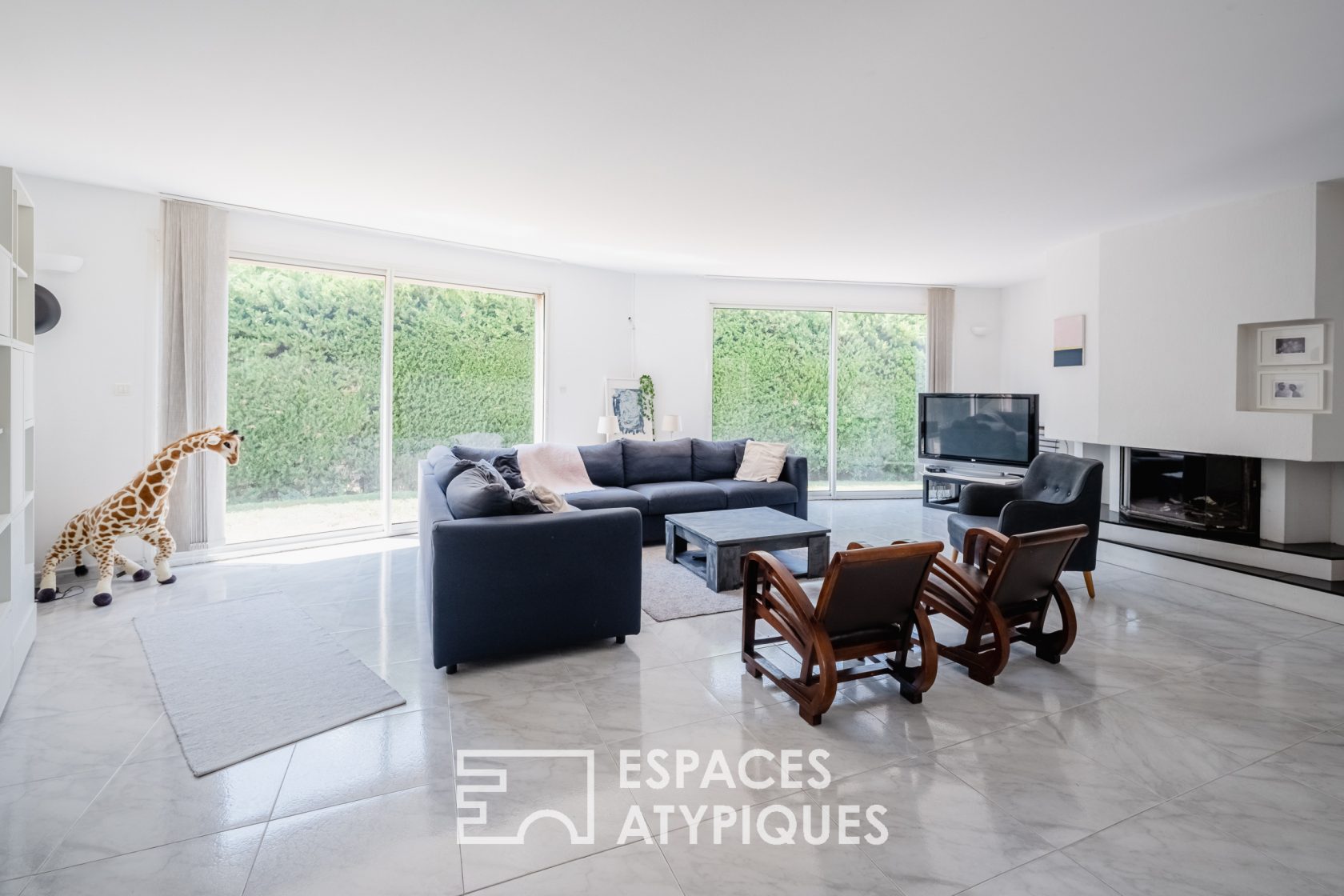 Contemporary house with no overlooked views, swimming pool and offices