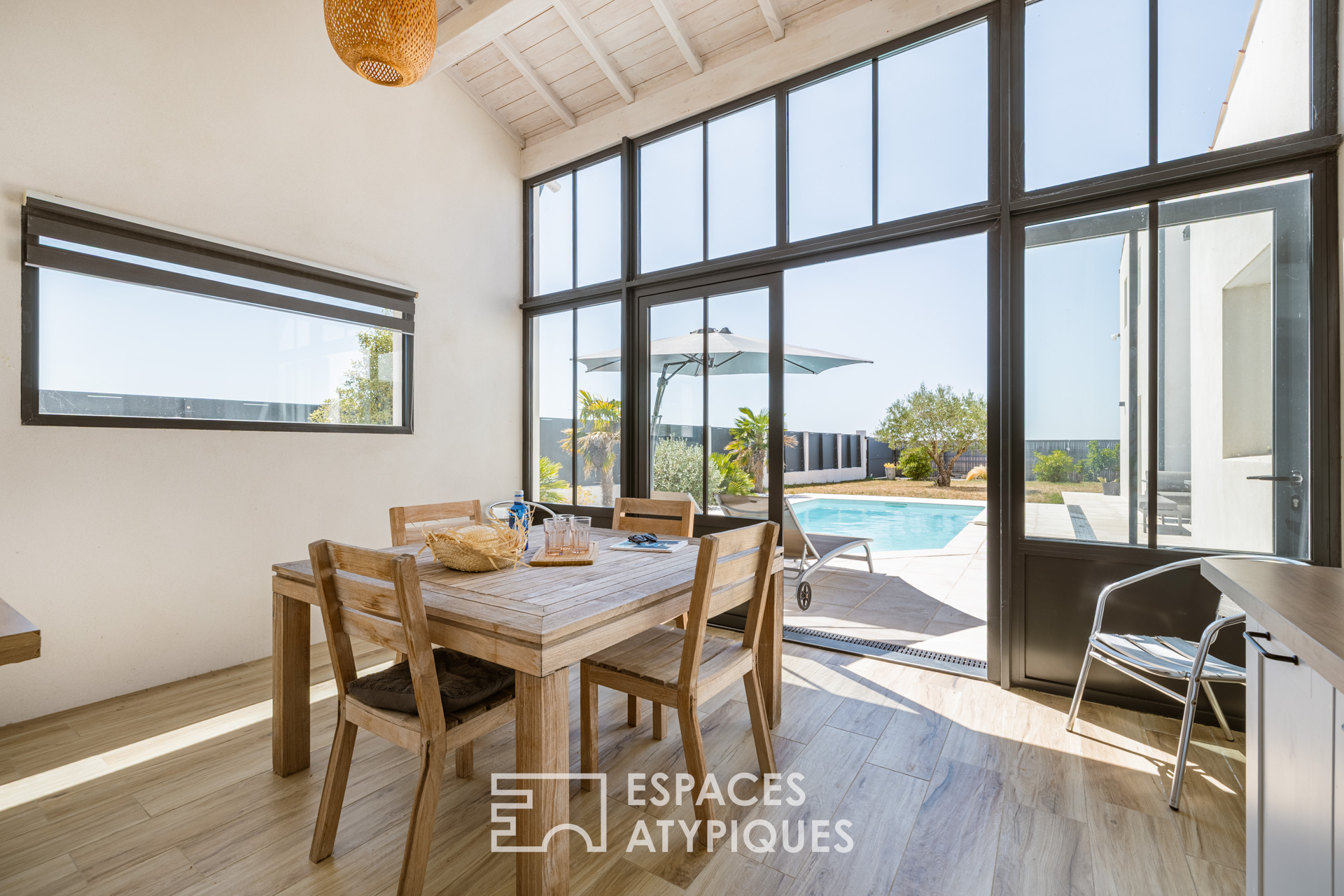 Contemporaine aux lignes épurées au cadre paisible