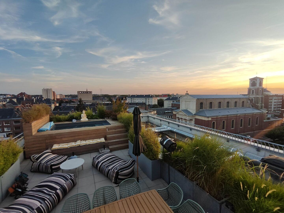 Penthouse with pool terrace. Amiens city center.