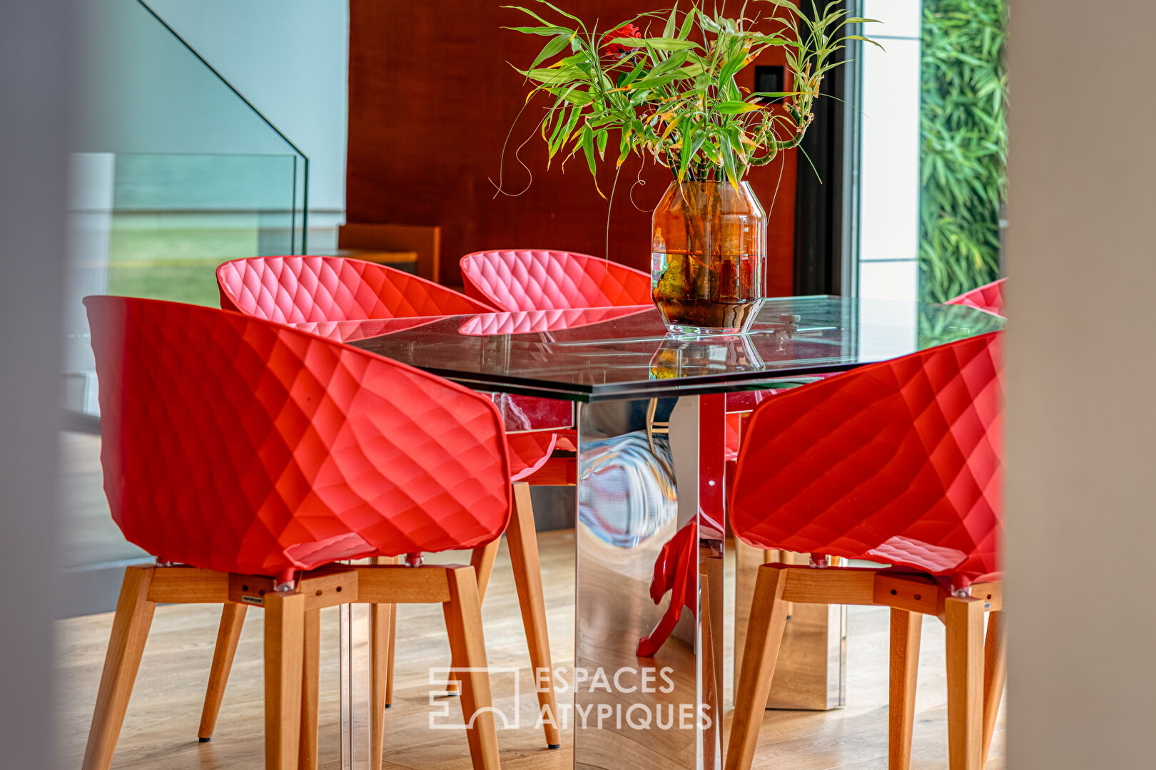 Villa d’architecte lumineuse, design et élégante avec spa de nage