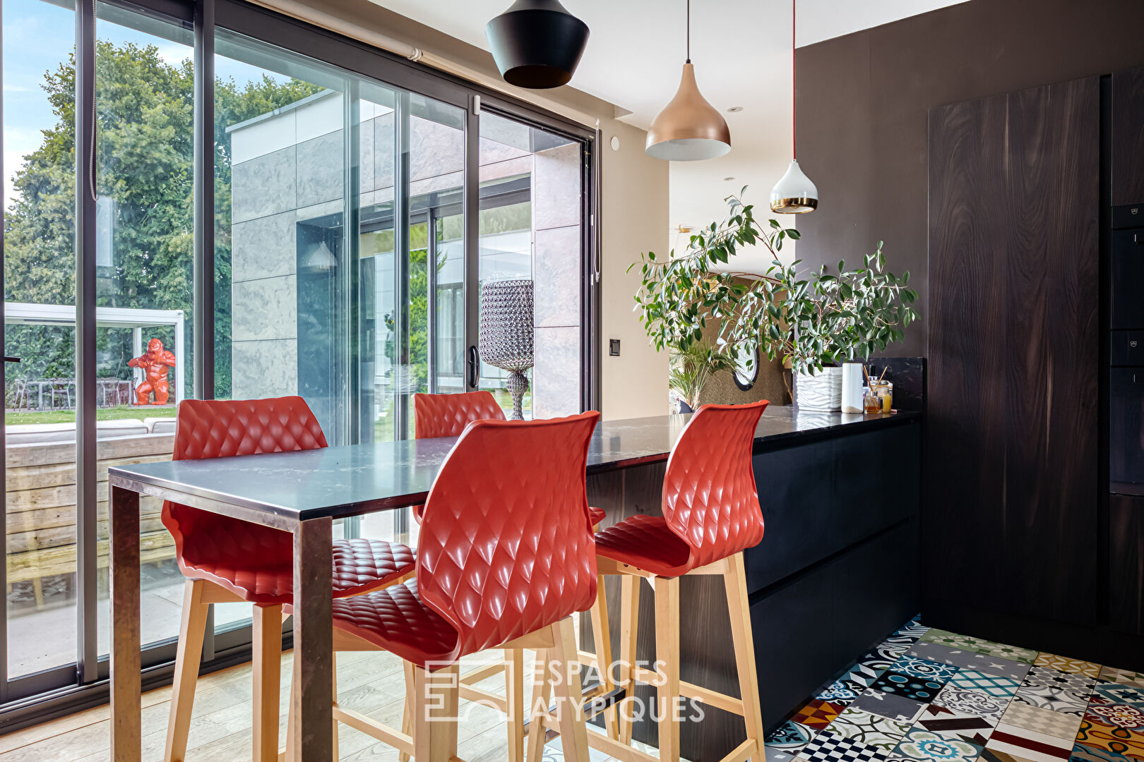 Villa d’architecte lumineuse, design et élégante avec spa de nage