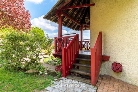 Ancien moulin meublé dans un environnement verdoyant
