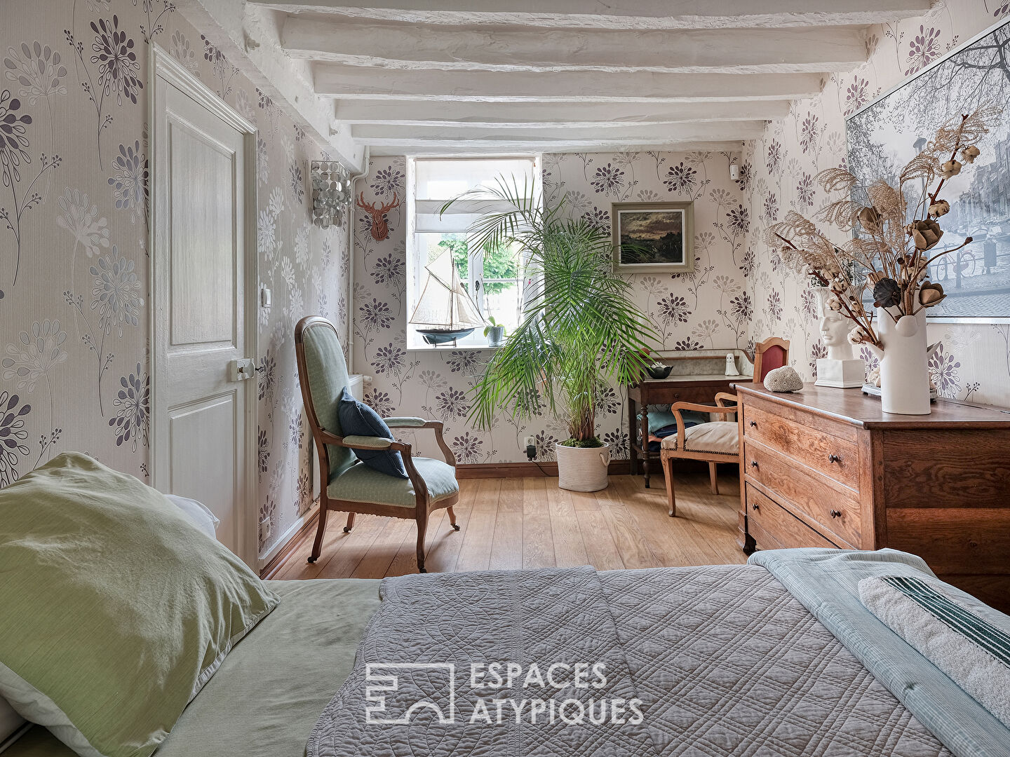 Longère with old-world charm and its landscaped garden