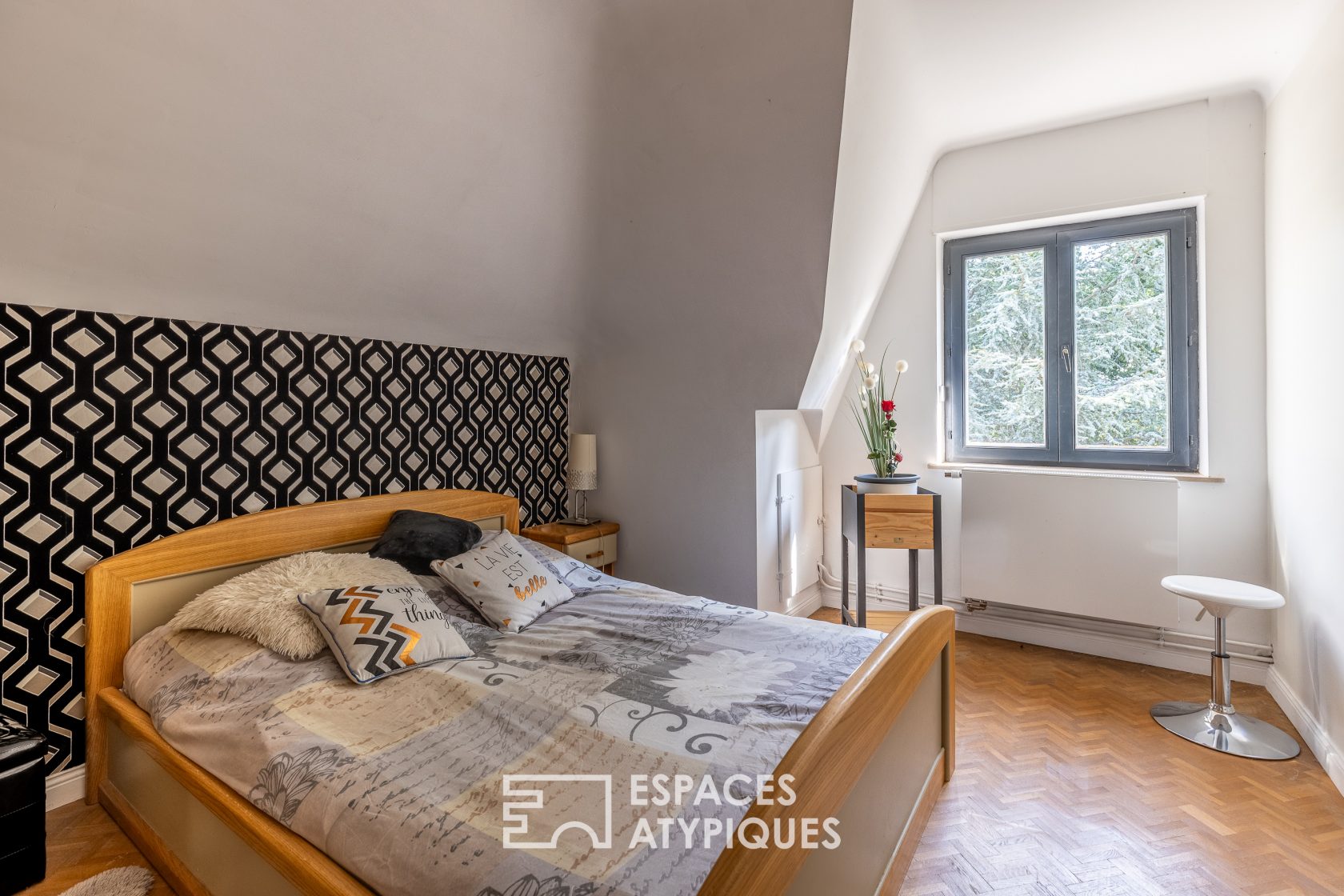 Renovated property with swimming pool and outbuildings on the outskirts of Metz