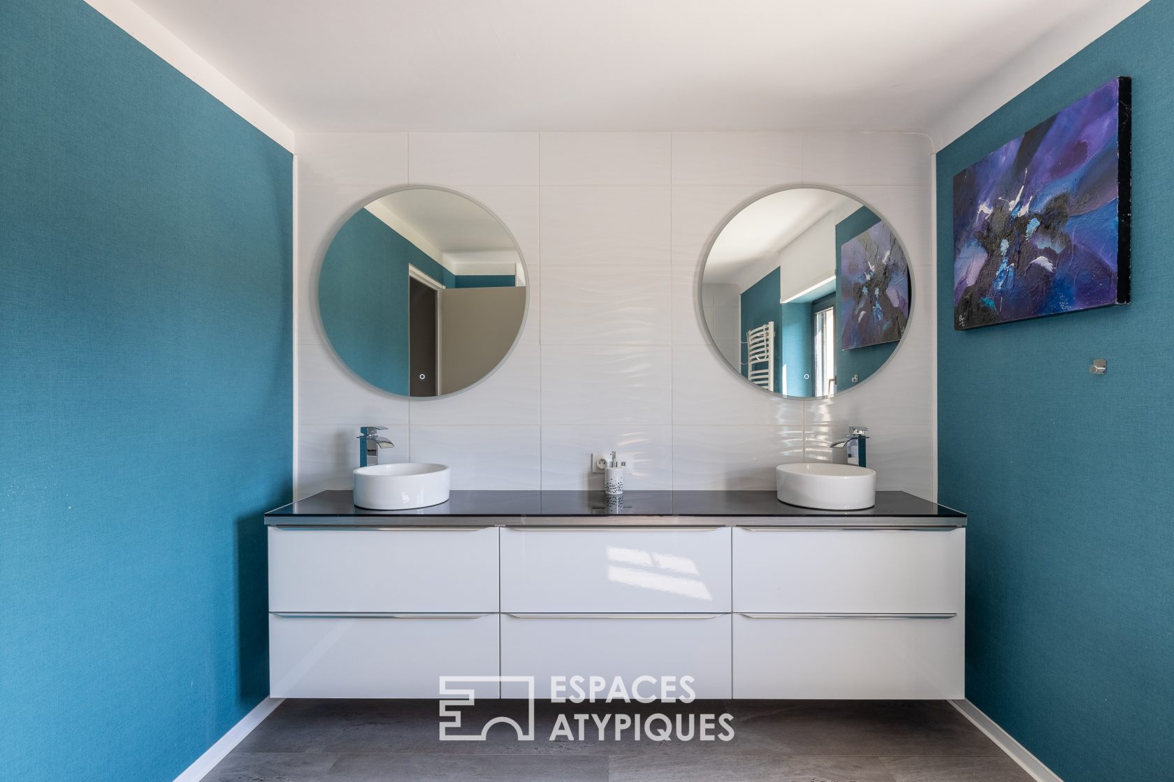 Renovated property with swimming pool and outbuildings on the outskirts of Metz
