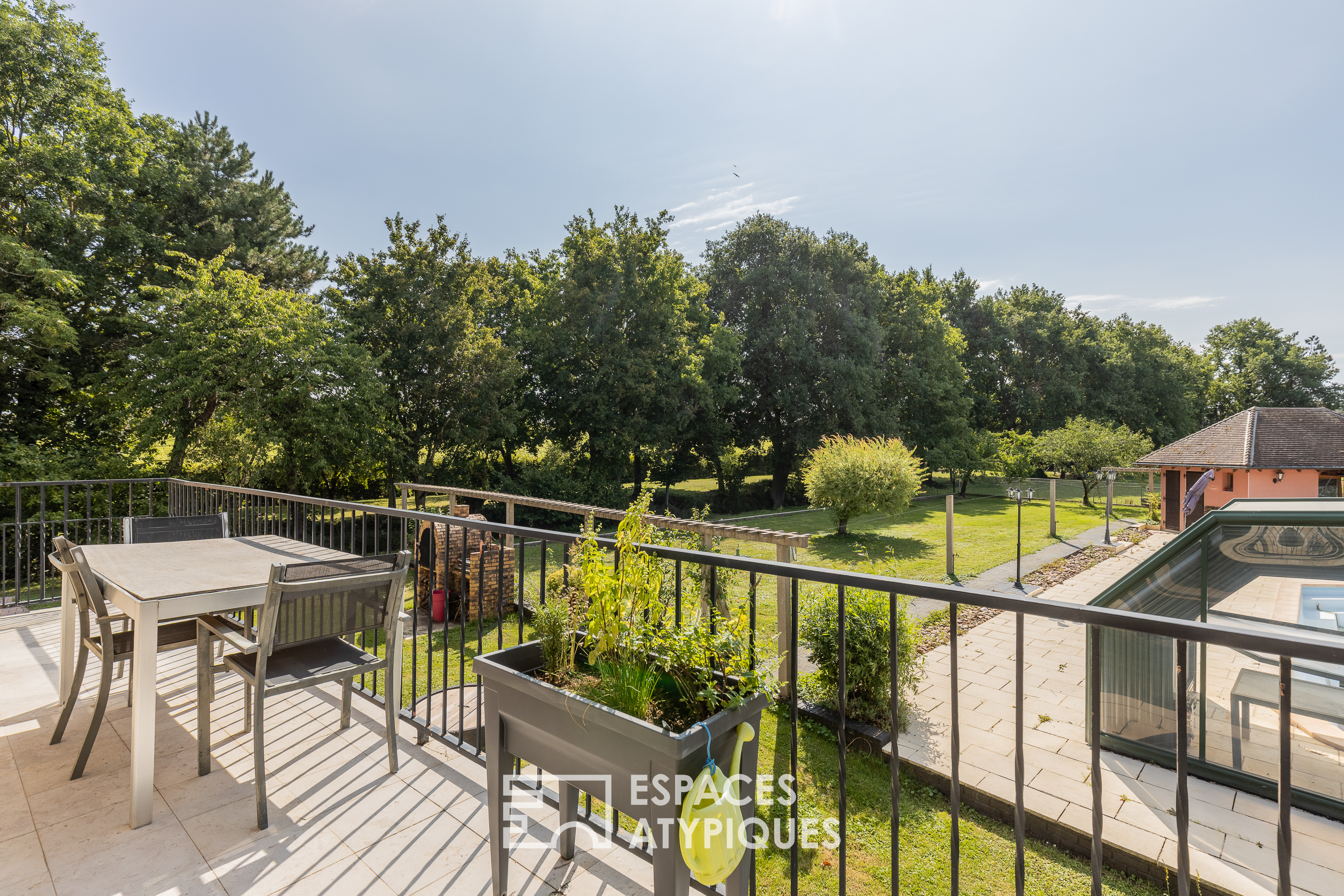 Propriété rénovée avec piscine et dépendances aux portes de Metz
