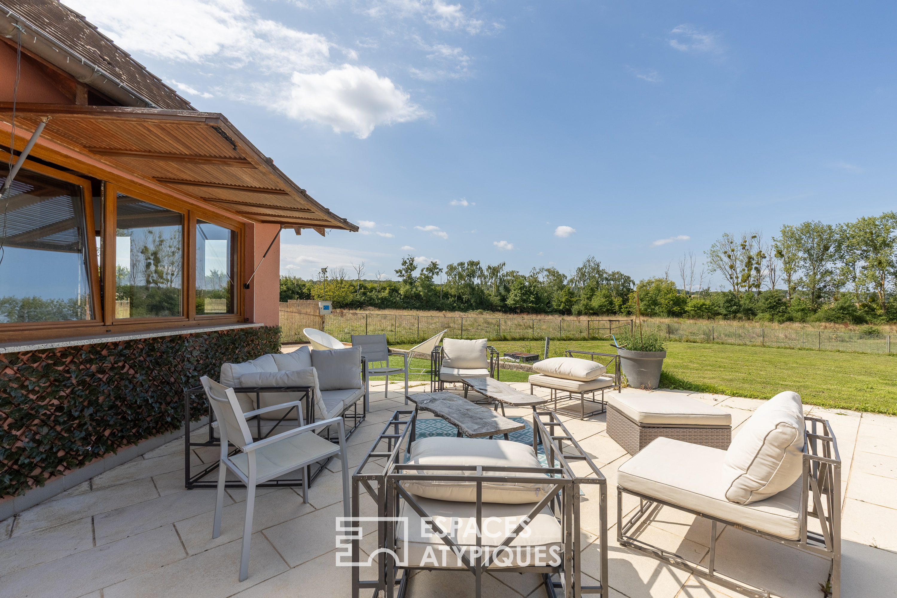 Renovated property with swimming pool and outbuildings on the outskirts of Metz