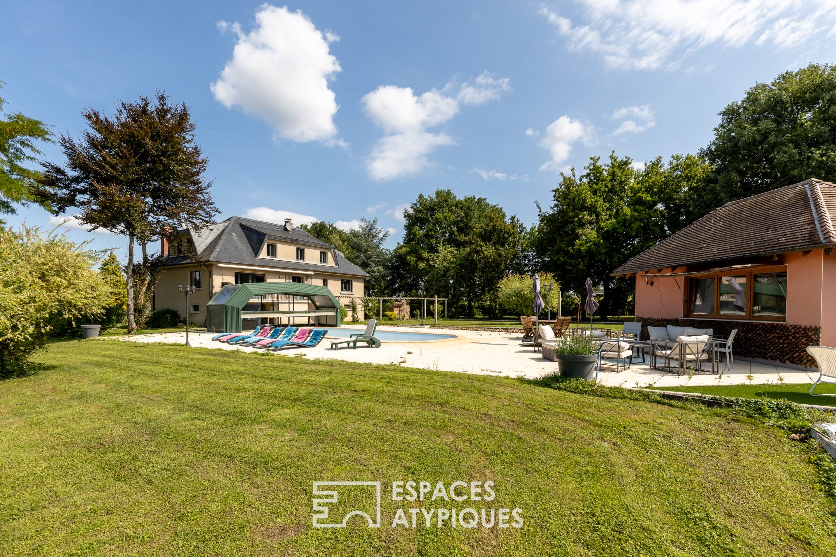 Renovated property with swimming pool and outbuildings on the outskirts of Metz