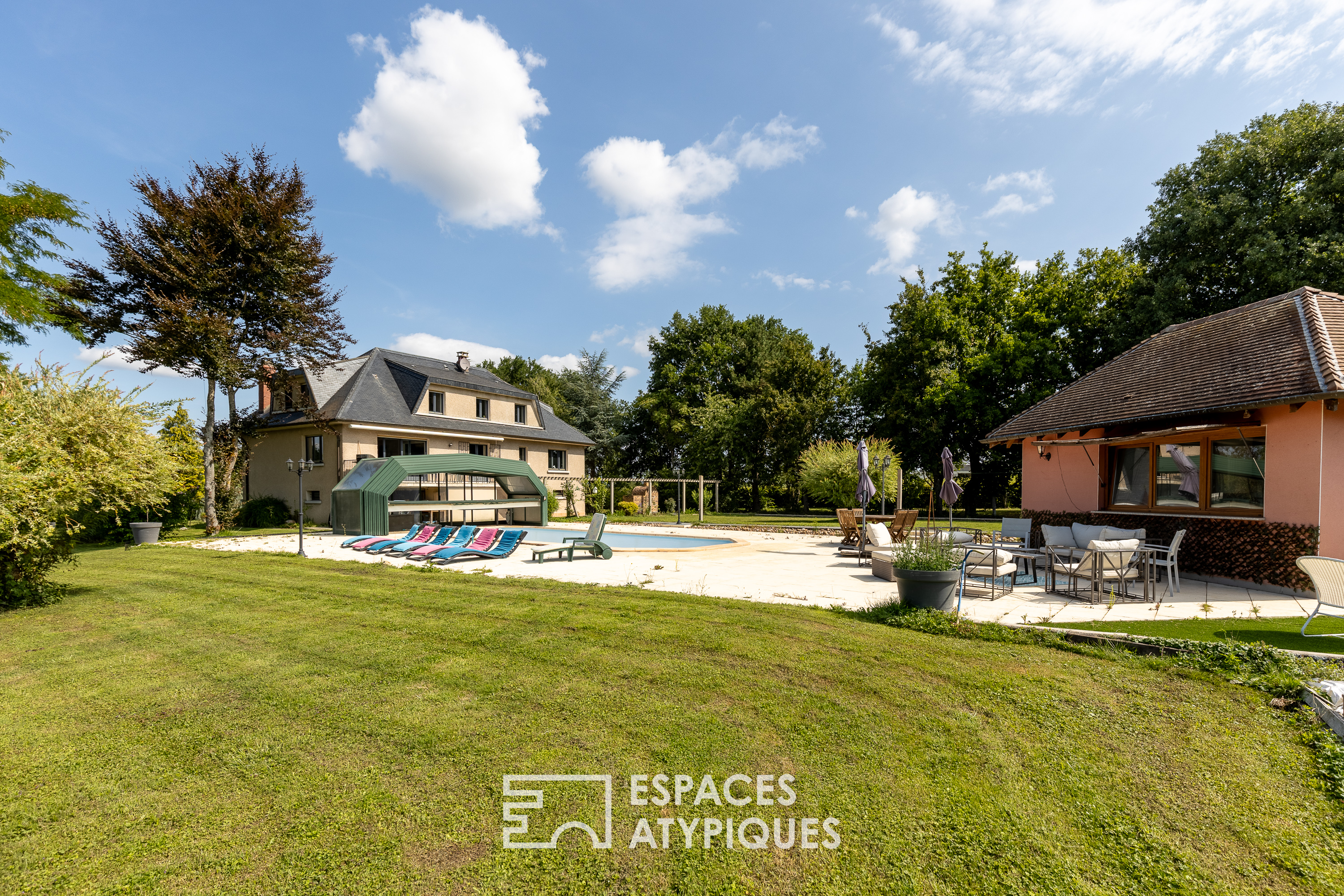 Propriété rénovée avec piscine et dépendances aux portes de Metz