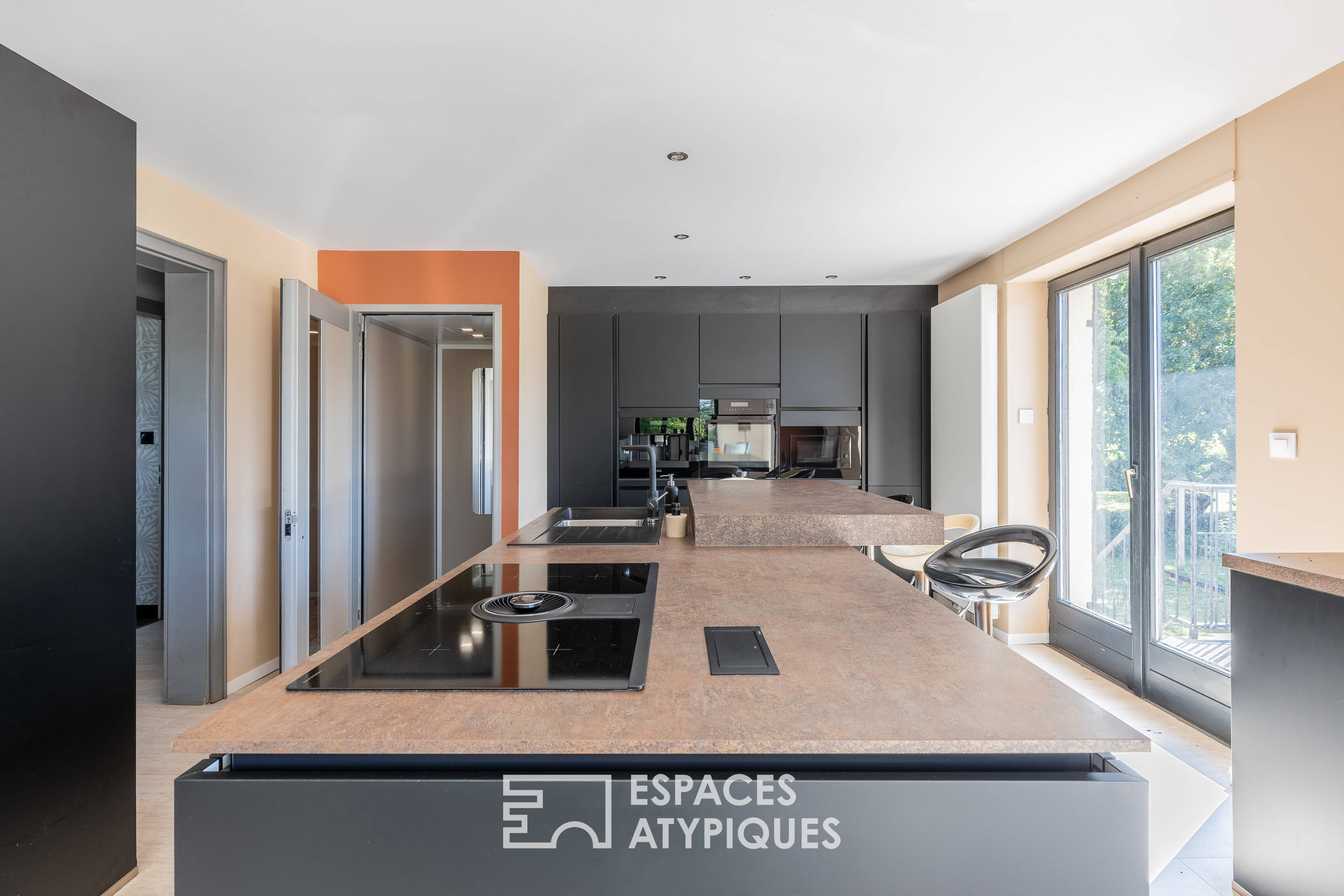 Renovated property with swimming pool and outbuildings on the outskirts of Metz