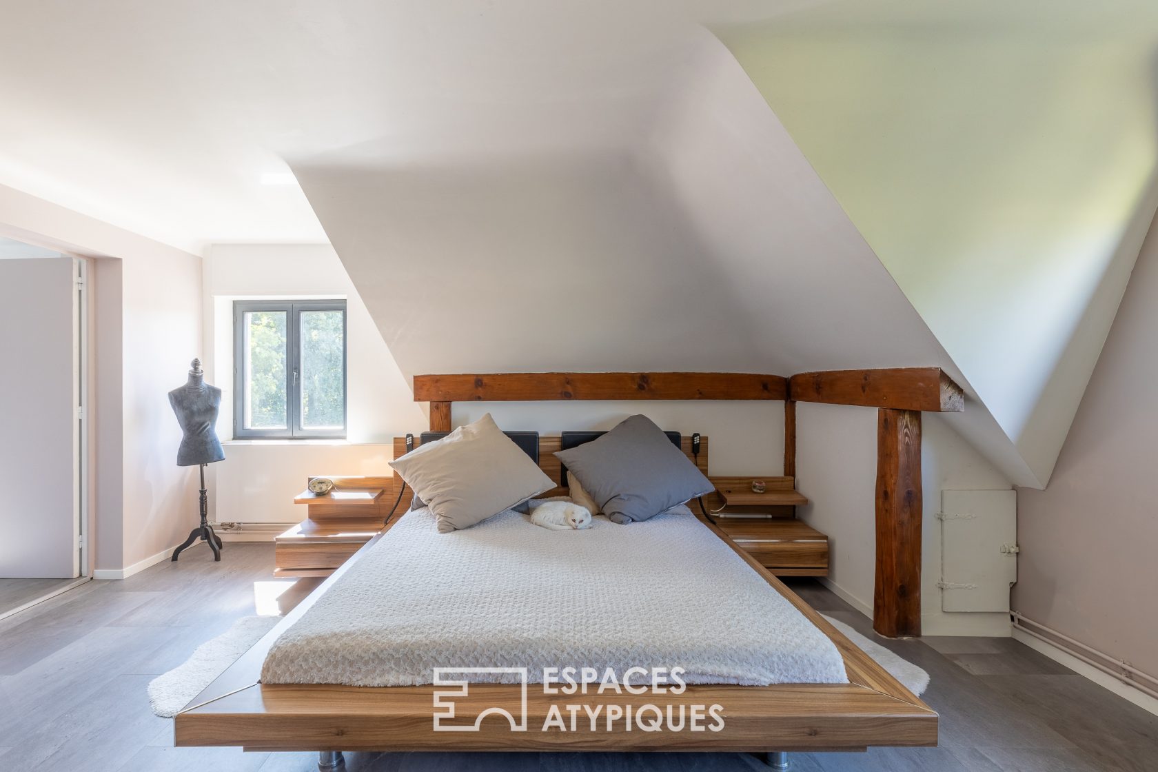 Renovated property with swimming pool and outbuildings on the outskirts of Metz
