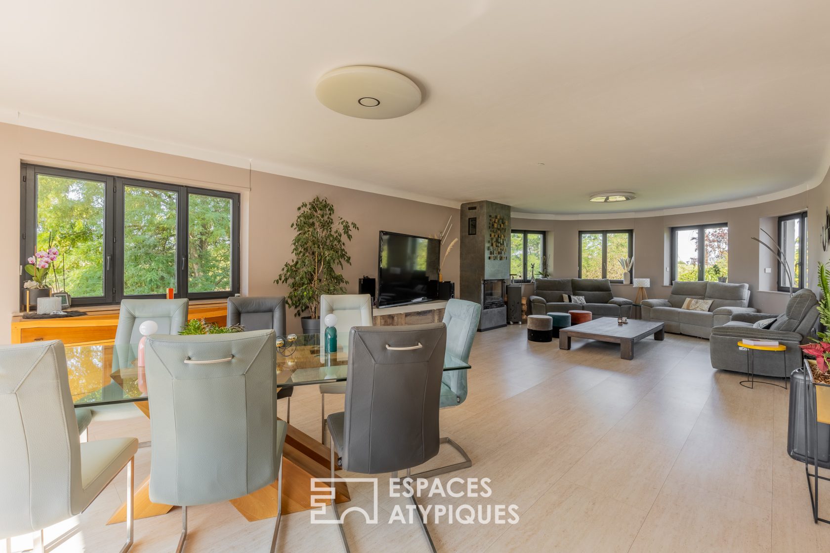 Renovated property with swimming pool and outbuildings on the outskirts of Metz