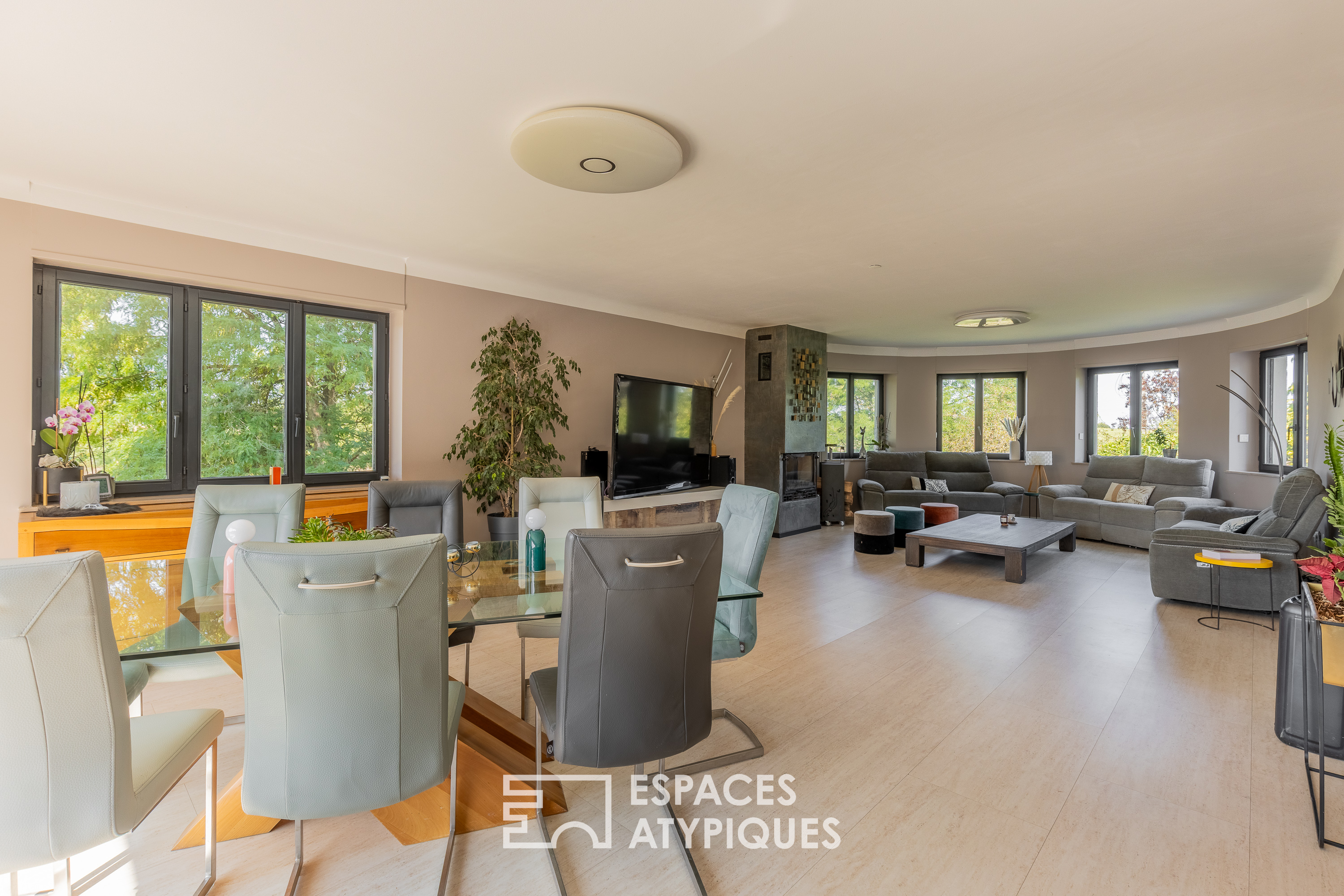 Propriété rénovée avec piscine et dépendances aux portes de Metz