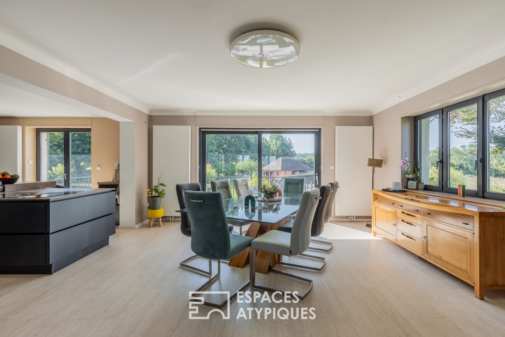 Propriété rénovée avec piscine et dépendances aux portes de Metz