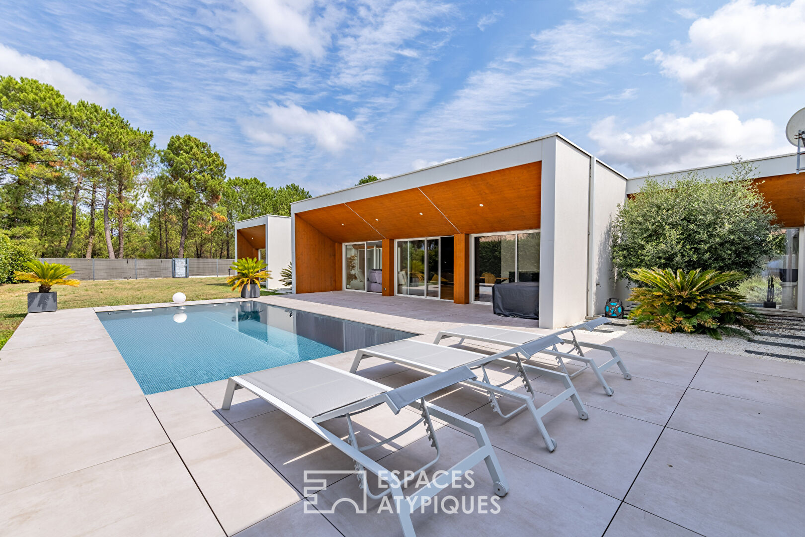 Contemporary architect-designed villa on the edge of the forest in Cazaux