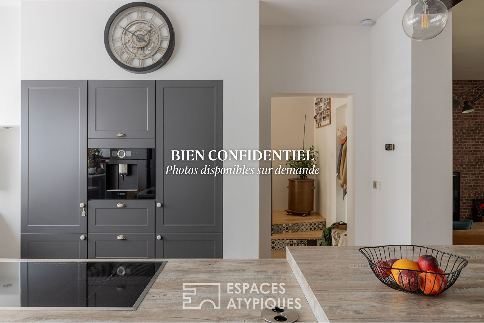Ancienne épicerie réinventée en lieu de vie contemporain