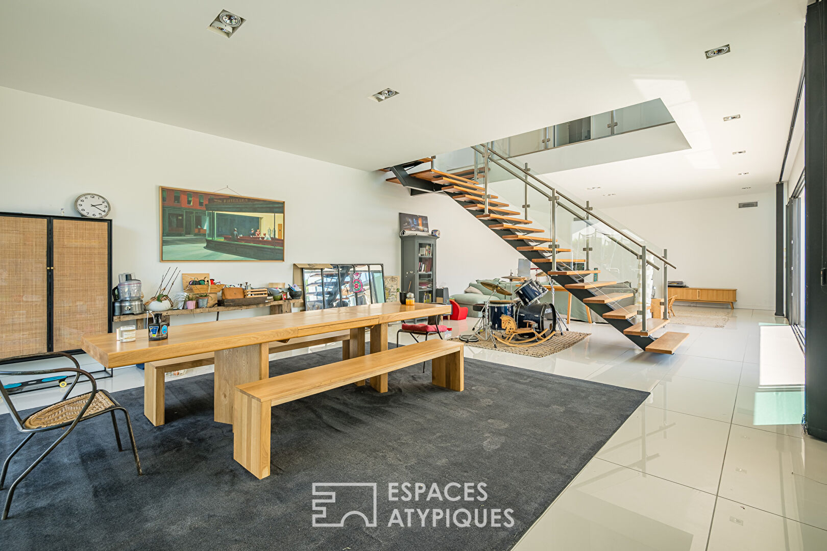 Architect-designed house with swimming pool and garage