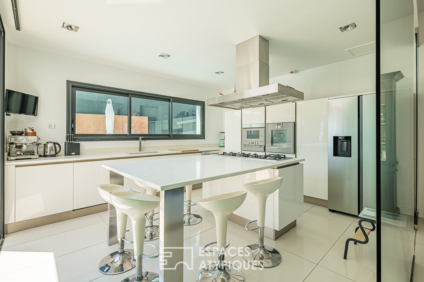 Architect-designed house with swimming pool and garage