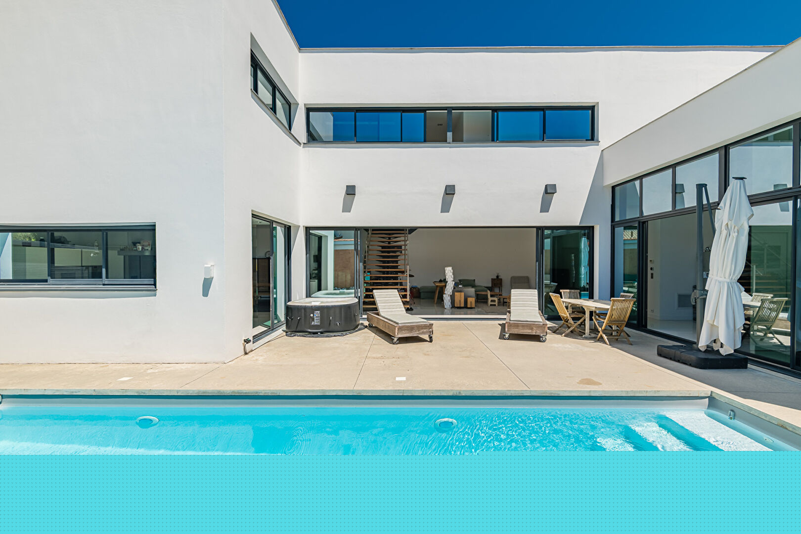 Architect-designed house with swimming pool and garage