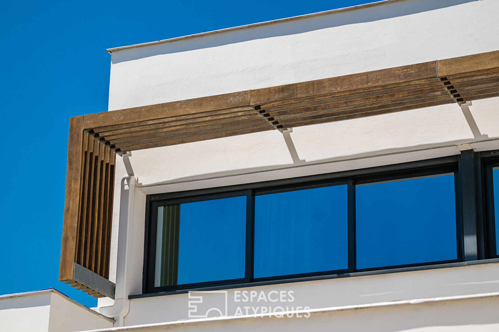 Architect-designed house with swimming pool and garage