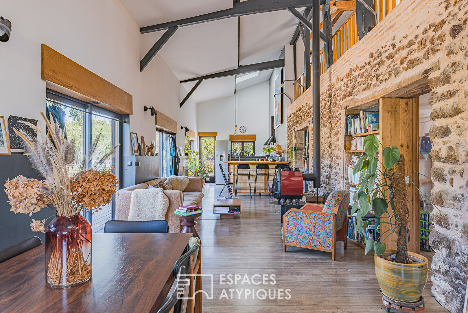 Charme authentique et confort contemporain à Salles