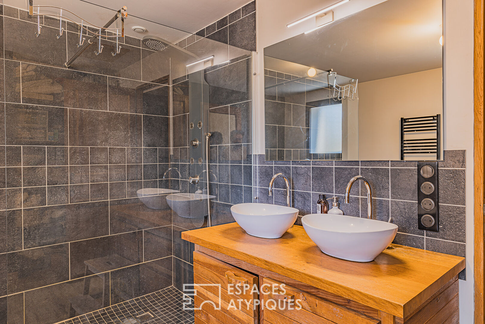 Charme authentique et confort contemporain à Salles