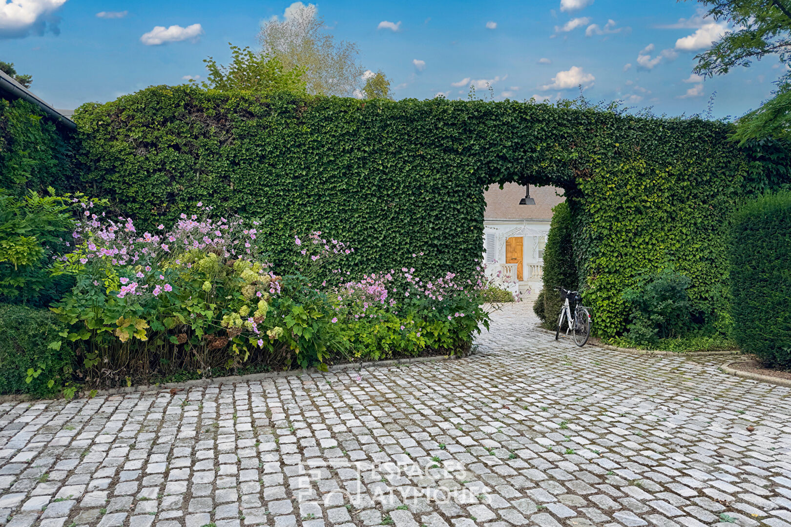 Beautiful character property in the heart of Santerre