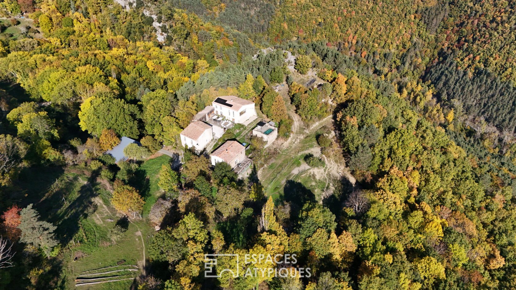 Exceptional eco-hamlet in a Natura 2000 zone, hidden from view